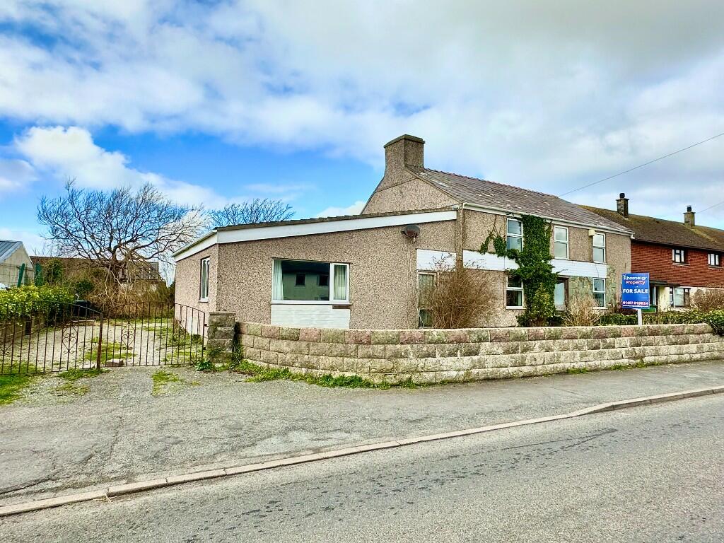 3 bedroom detached house for sale in Minffordd Road, LL65