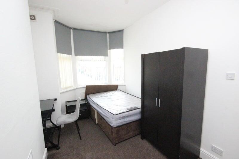 Main image of property: Room 2, 218 Weaste Lane, Salford, M5 5HF,