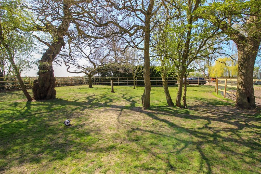 4 bedroom detached house for sale in Keysoe Road, Thurleigh, Bedford, MK44