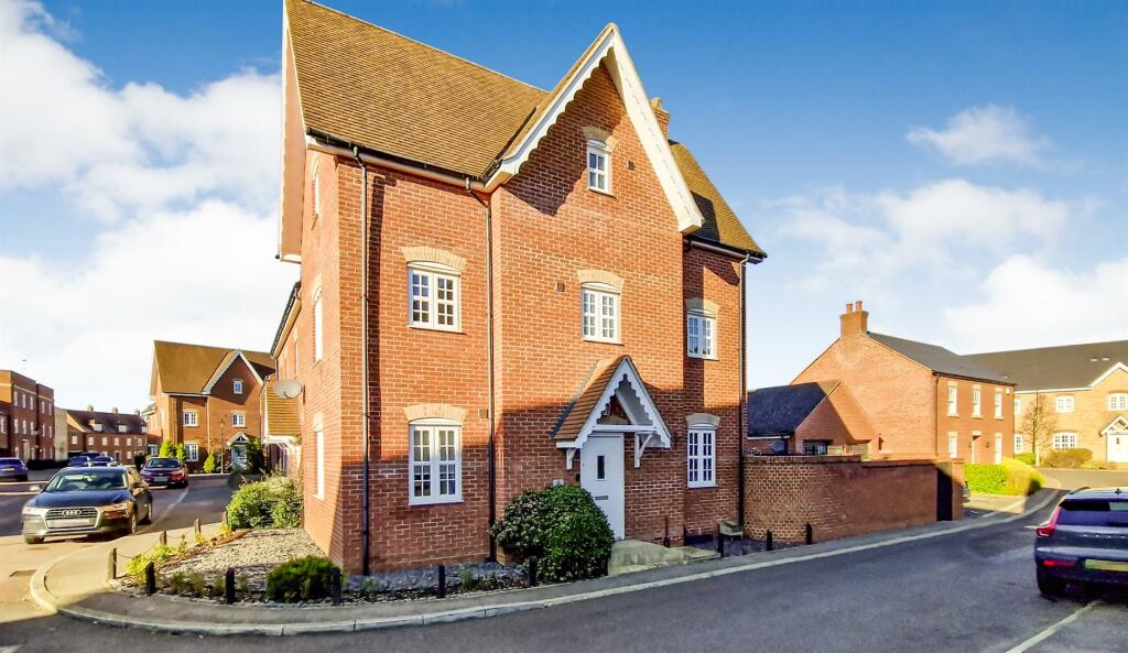 4 bedroom town house for sale in Lindsey Close, Great Denham, Bedford, MK40