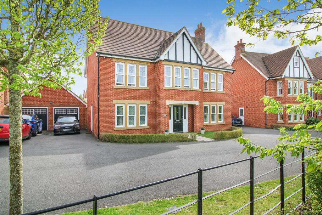 4 bedroom detached house for sale in Ryder Close, Great Denham, Bedford