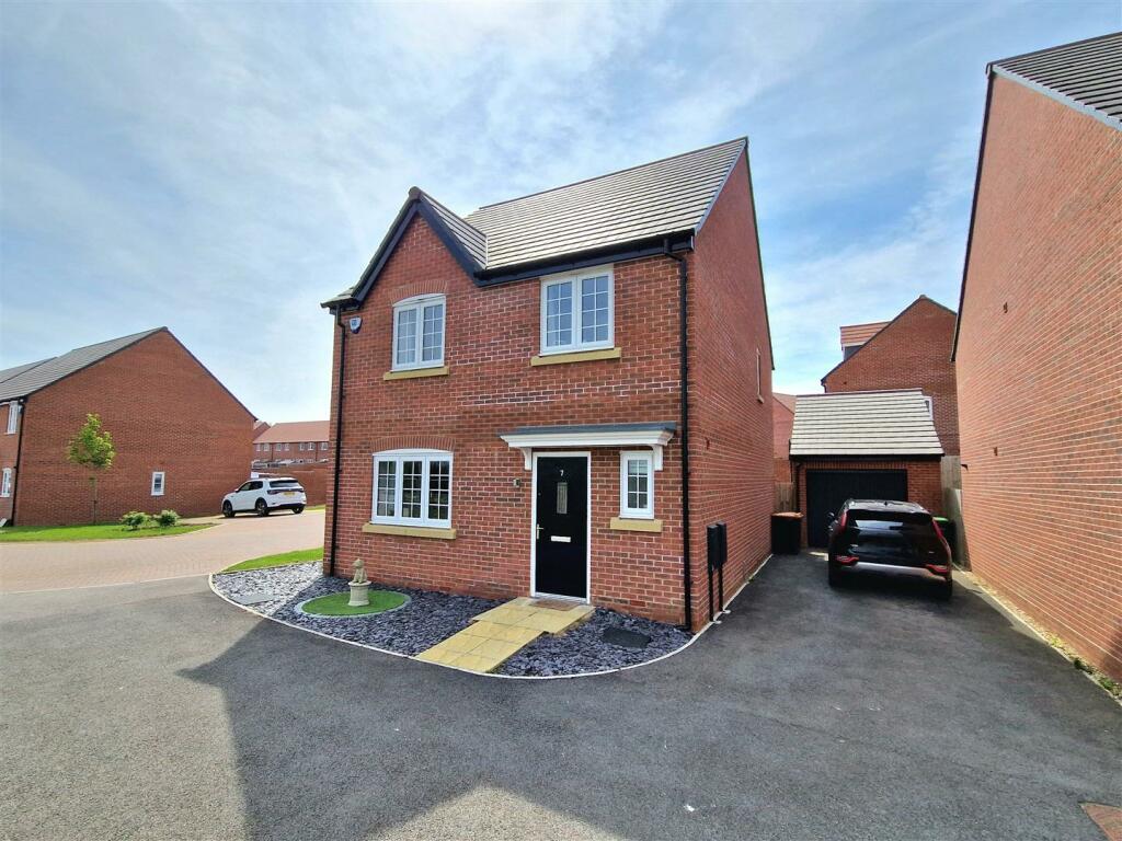 4 bedroom detached house for sale in Teal Walk, Biddenham, Bedford, MK40