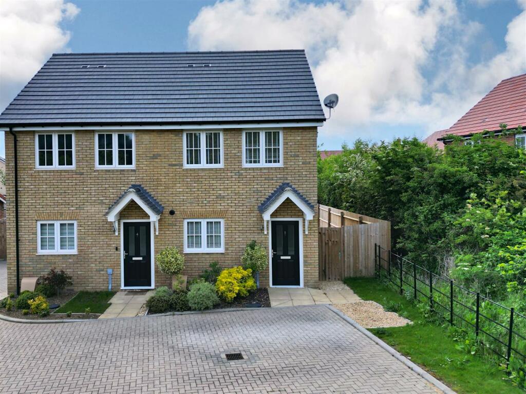 2 bedroom semidetached house for sale in Peacock Lane, Biddenham