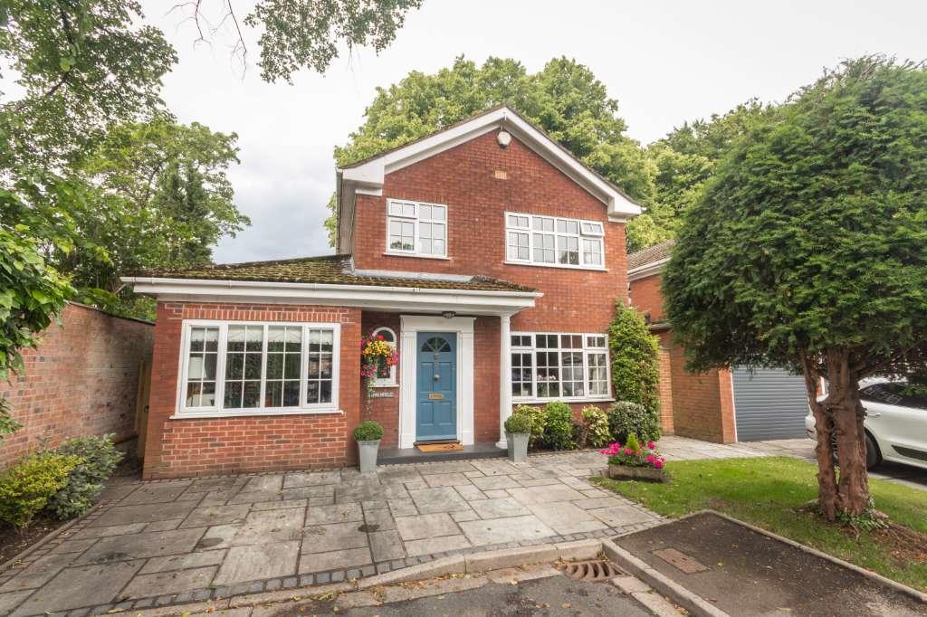 4 bedroom detached house for sale in Huxley Close, Macclesfield, SK10