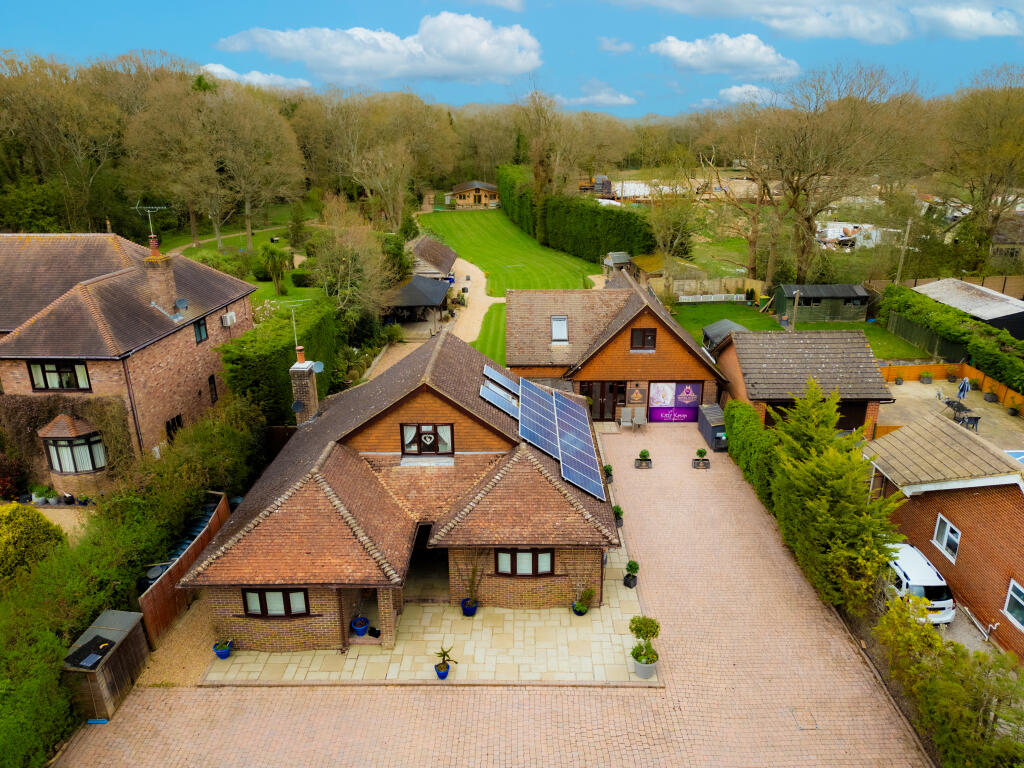 5 bedroom detached house for sale in Bromley Green road, Ashford, TN26