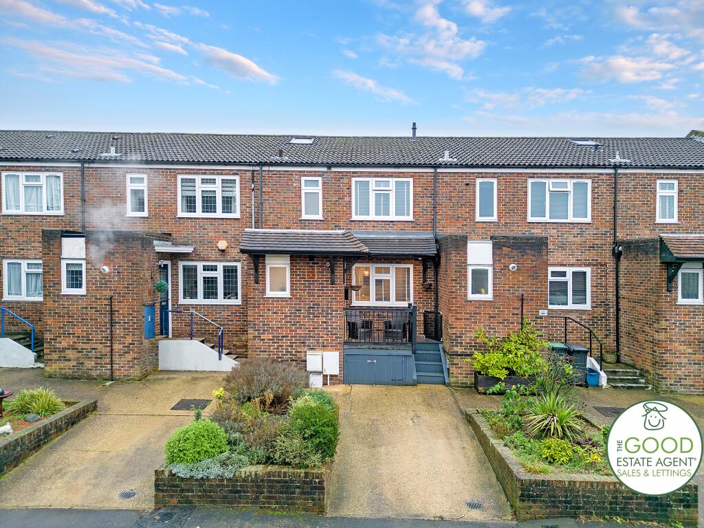 3 bedroom terraced house for sale in Thatchers Close, Loughton, IG10