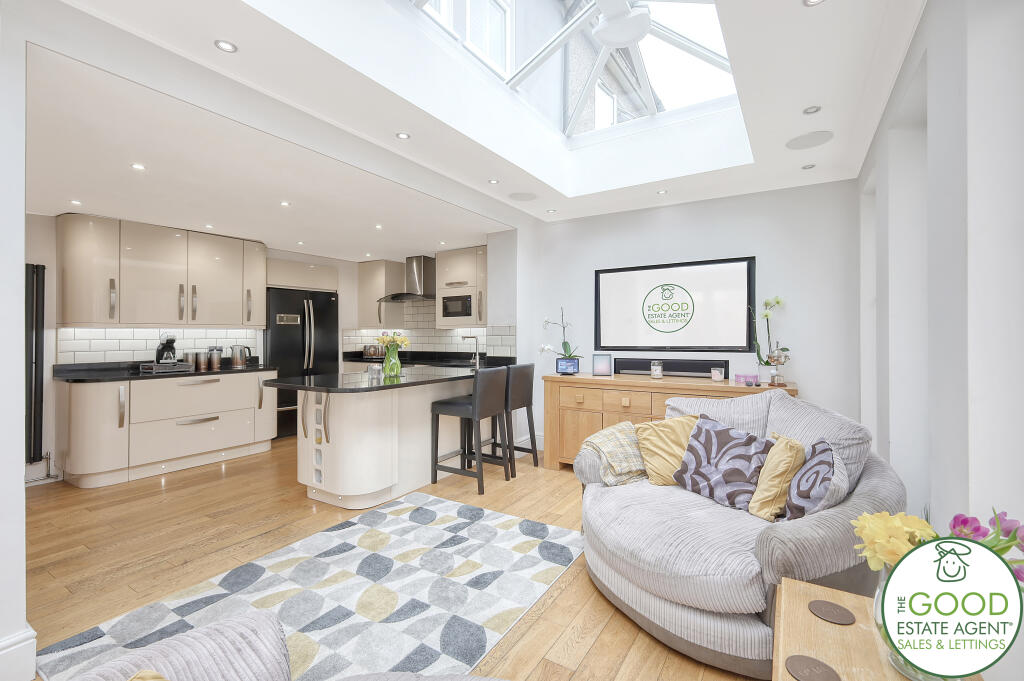 3 bedroom end of terrace house for sale in Grosvenor Drive, Loughton, IG10