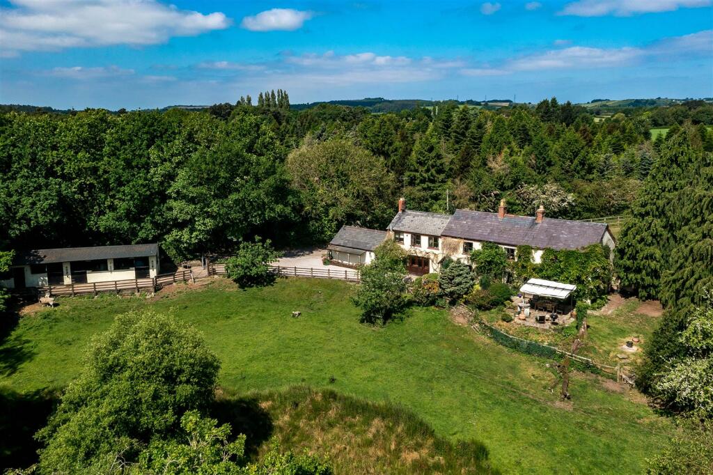 6 bedroom detached house for sale in Flaxmere Hall, Flaxmere, Norley, WA6