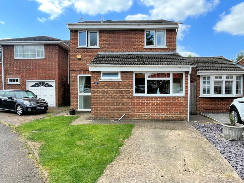 3 bedroom detached house for sale in Thamesdale, London Colney, AL2