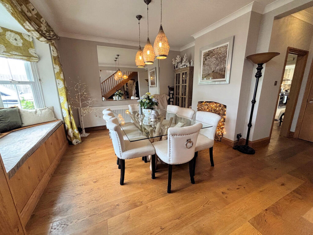 Main image of property: High Street, Colney Heath, AL4