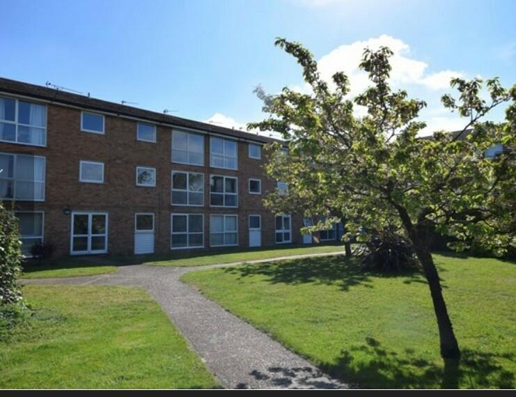2 bedroom flat for sale in Meadow Close, London Colney, AL2