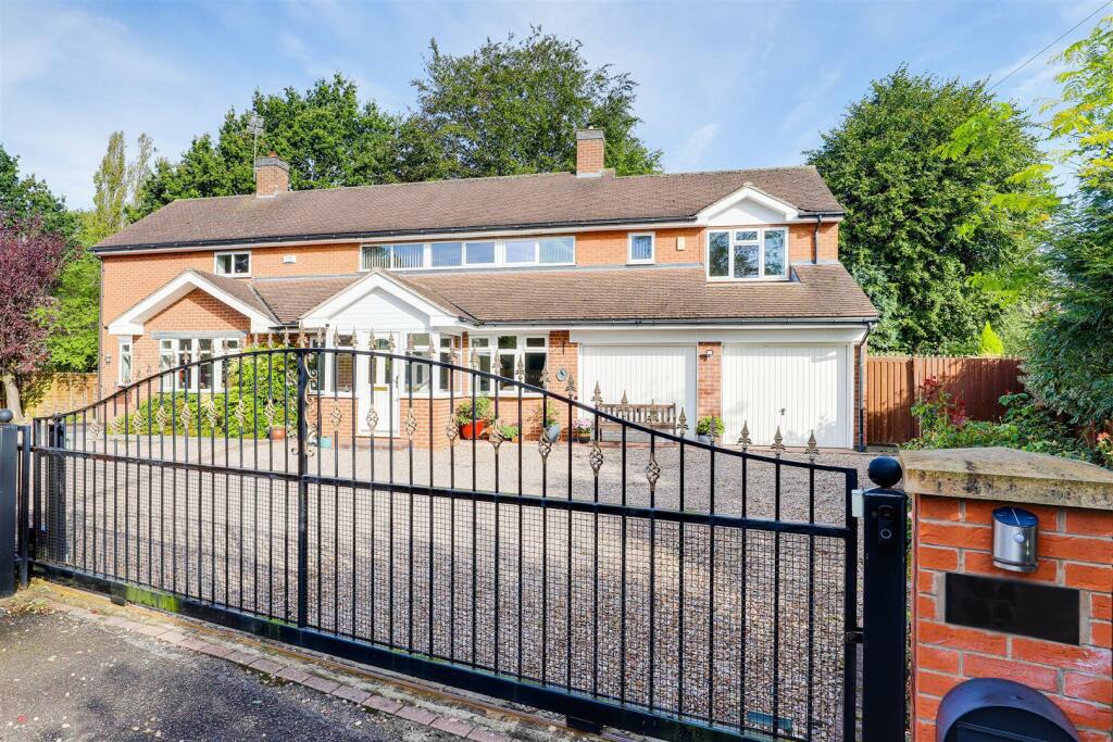 5 bedroom detached house for sale in Birch Lea, Redhill