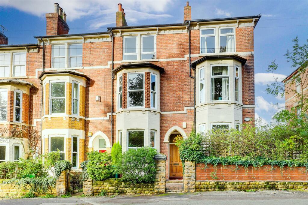 4 bedroom terraced house for sale in Loscoe Road, Carrington