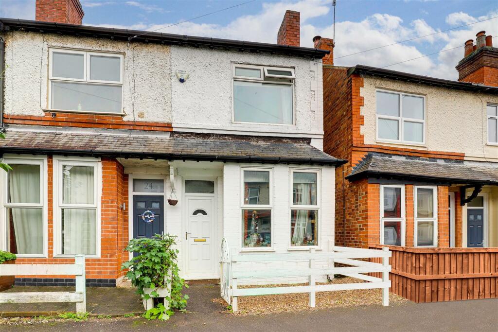 2 bedroom terraced house for sale in Wentworth Road, Sherwood