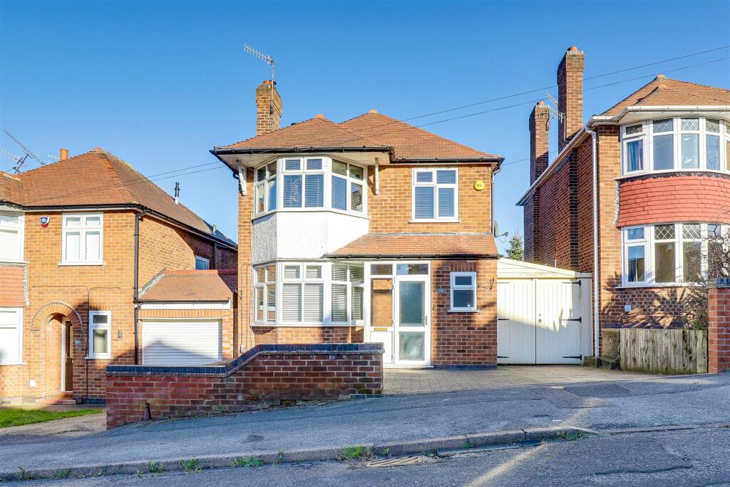 3 bedroom detached house for sale in Castleton Avenue, Arnold