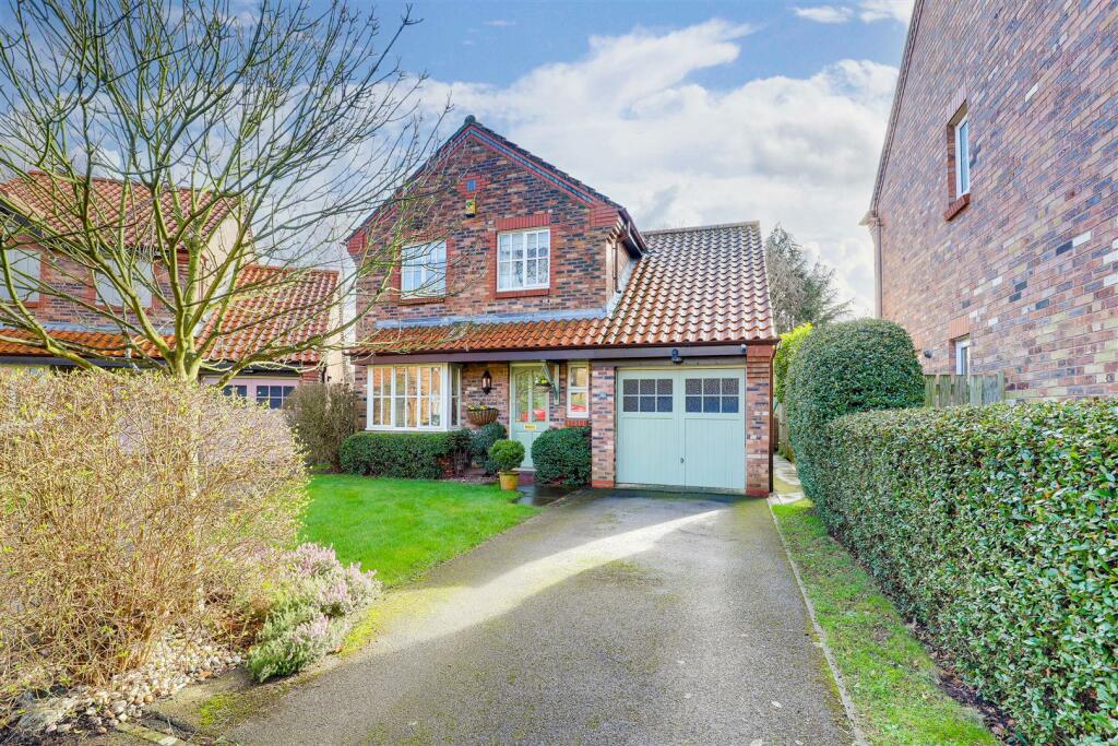 3 bedroom detached house for sale in Old Hall Close, Calverton