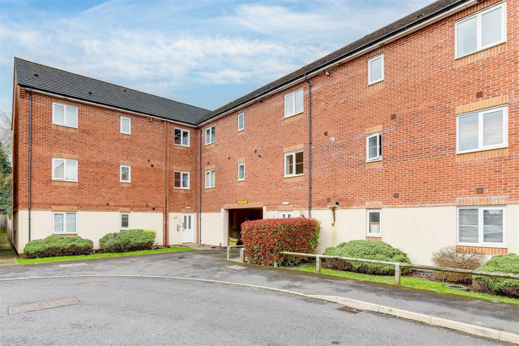 2 bedroom flat for rent in Shaw Gardens, Gedling, Nottingham, NG4 2NY, NG4