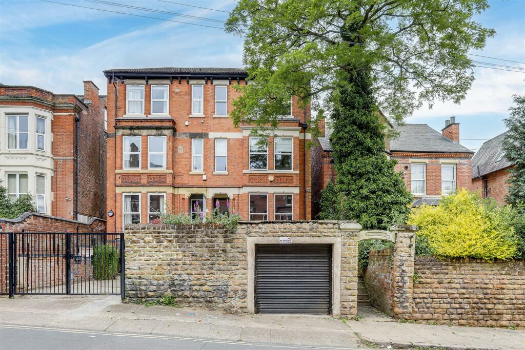 5 bedroom semidetached house for sale in Burns Street, Nottingham