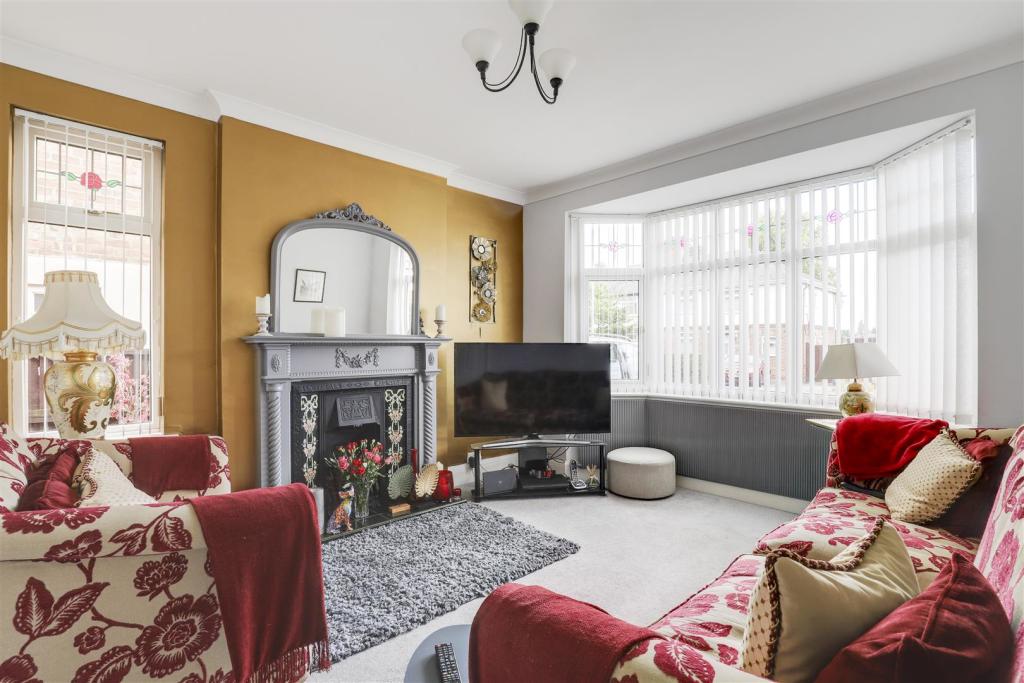 3 bedroom detached house for sale in Arnot Hill Road, Arnold