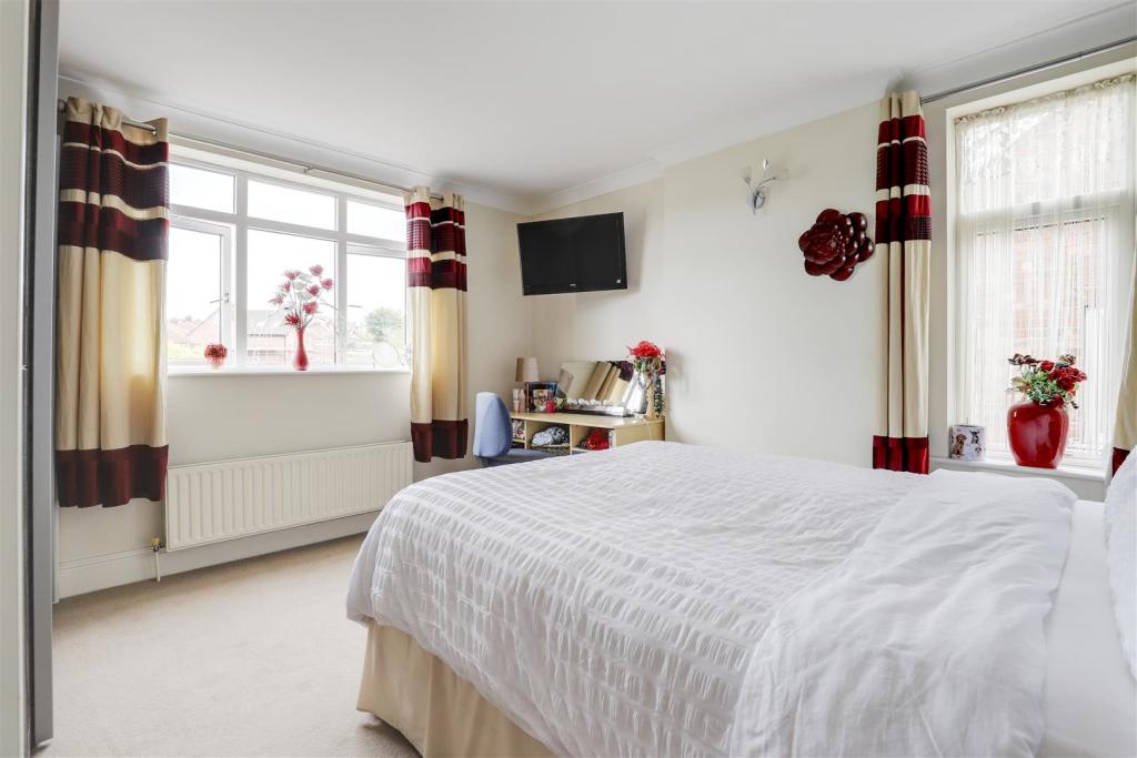 3 bedroom detached house for sale in Arnot Hill Road, Arnold