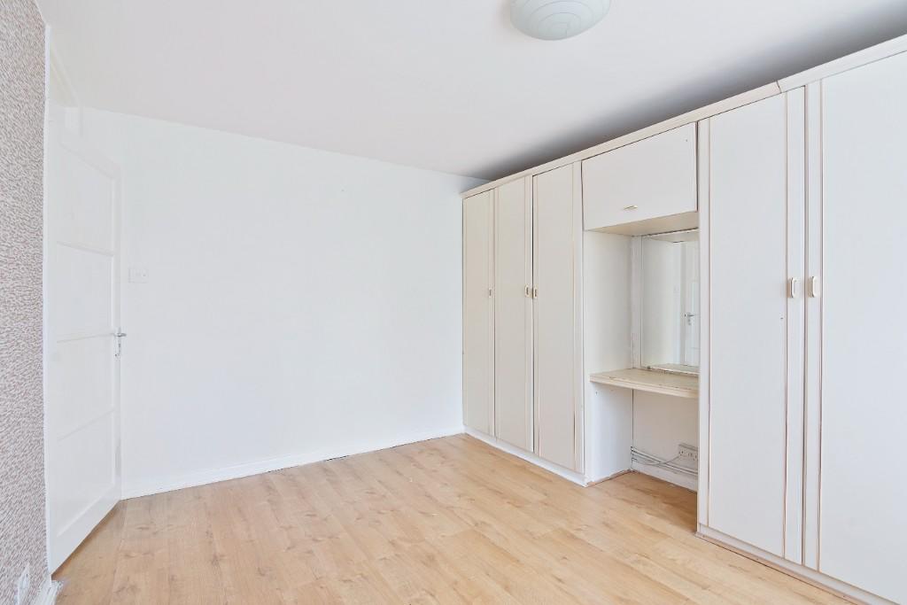 2 bedroom flat for sale in Slough Lane, London, NW9