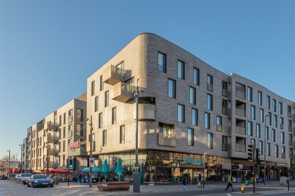 2 bedroom apartment for sale in Hoe Street, Walthamstow, E17