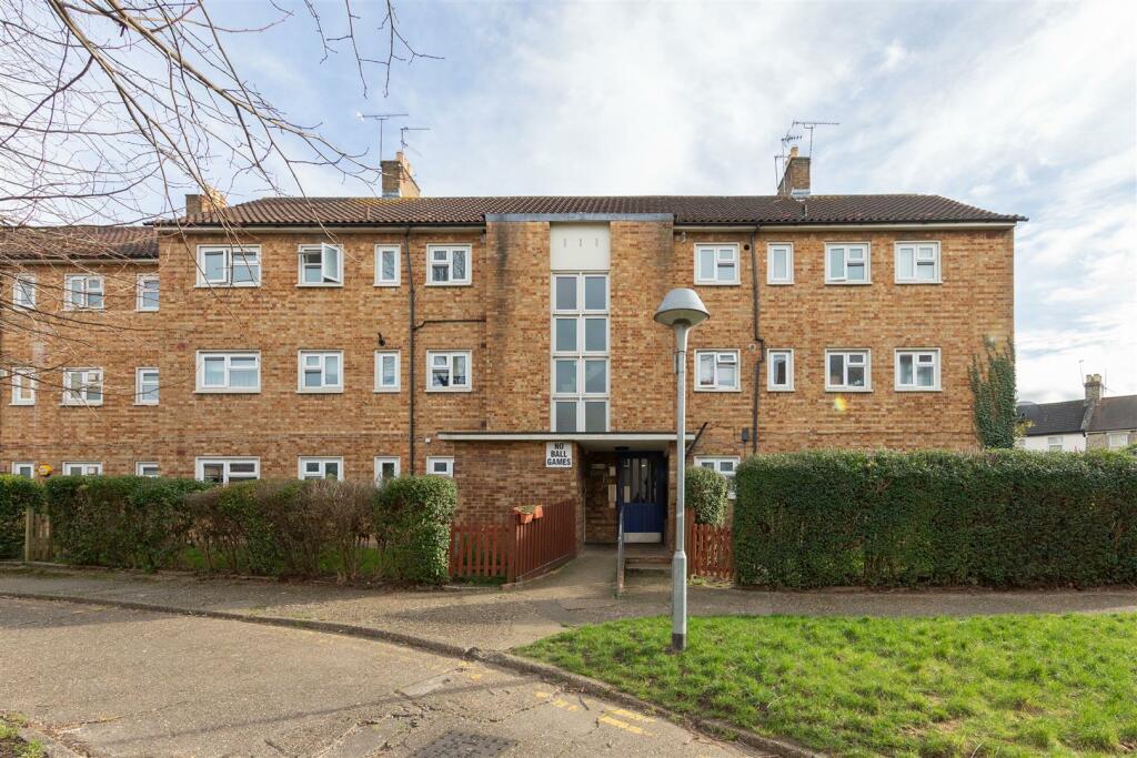 2 bedroom apartment for sale in Chingford Road, Walthamstow, E17