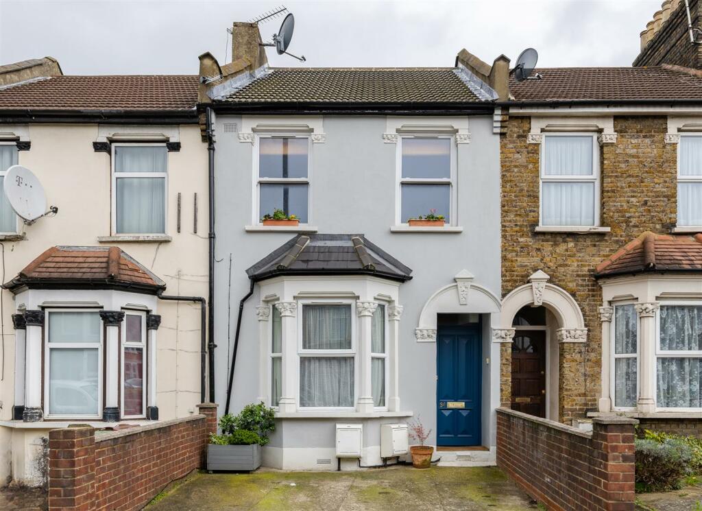 2 bedroom apartment for sale in Chingford Road, Walthamstow, E17