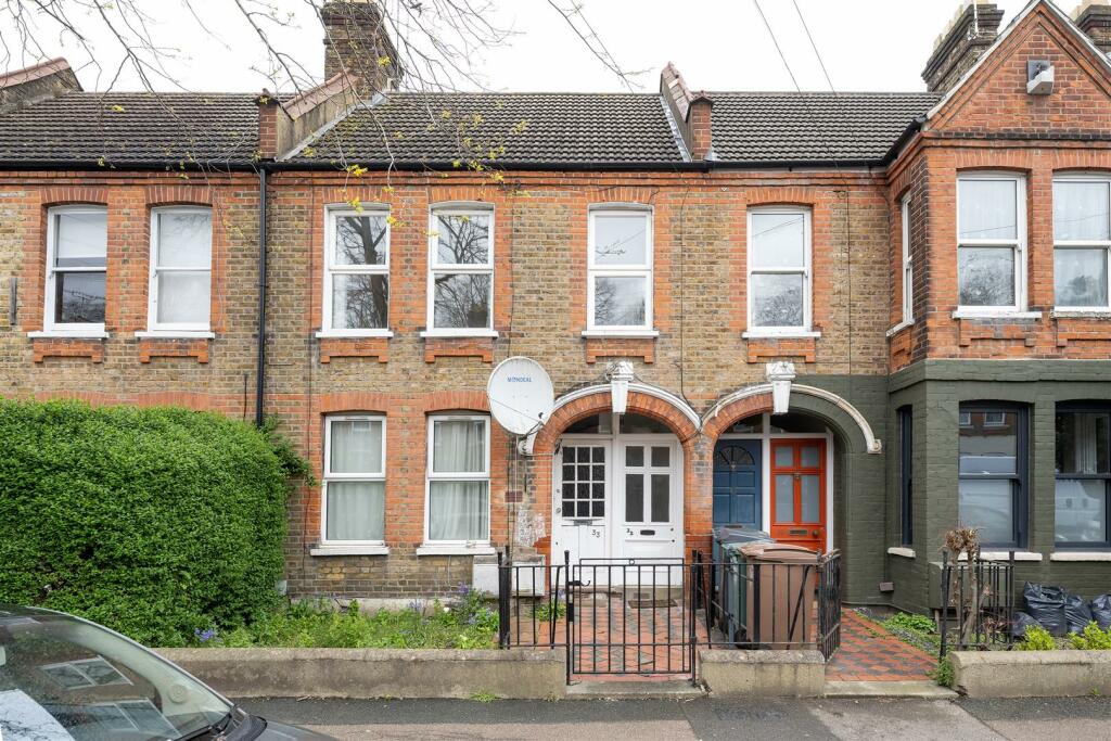 2 bedroom flat for sale in Brettenham Road, Walthamstow, E17