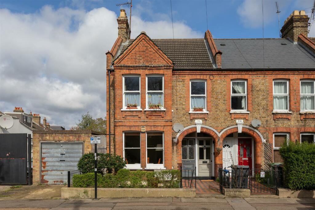 2 bedroom flat for sale in Brettenham Road, Walthamstow, E17