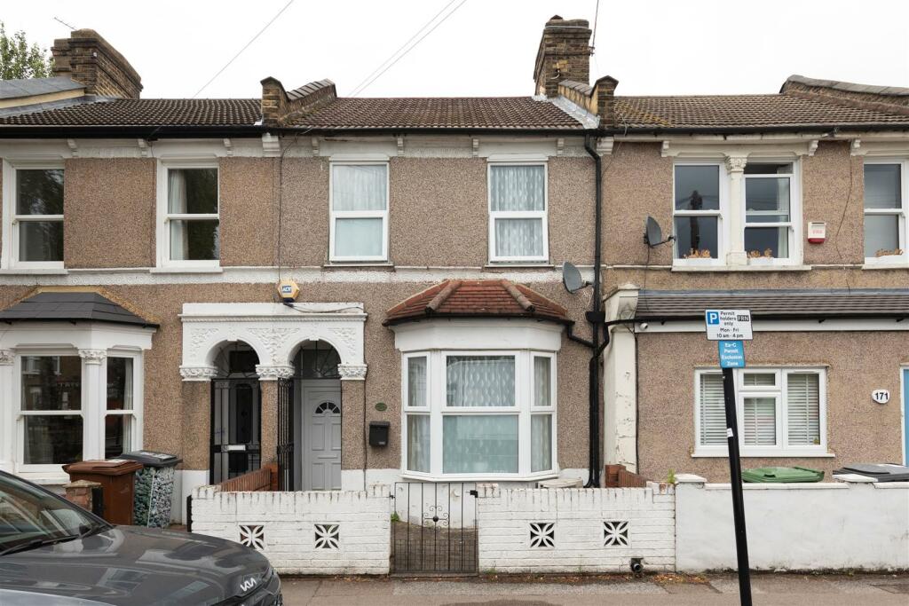 3 bedroom terraced house for sale in Brookscroft Road, Walthamstow, E17