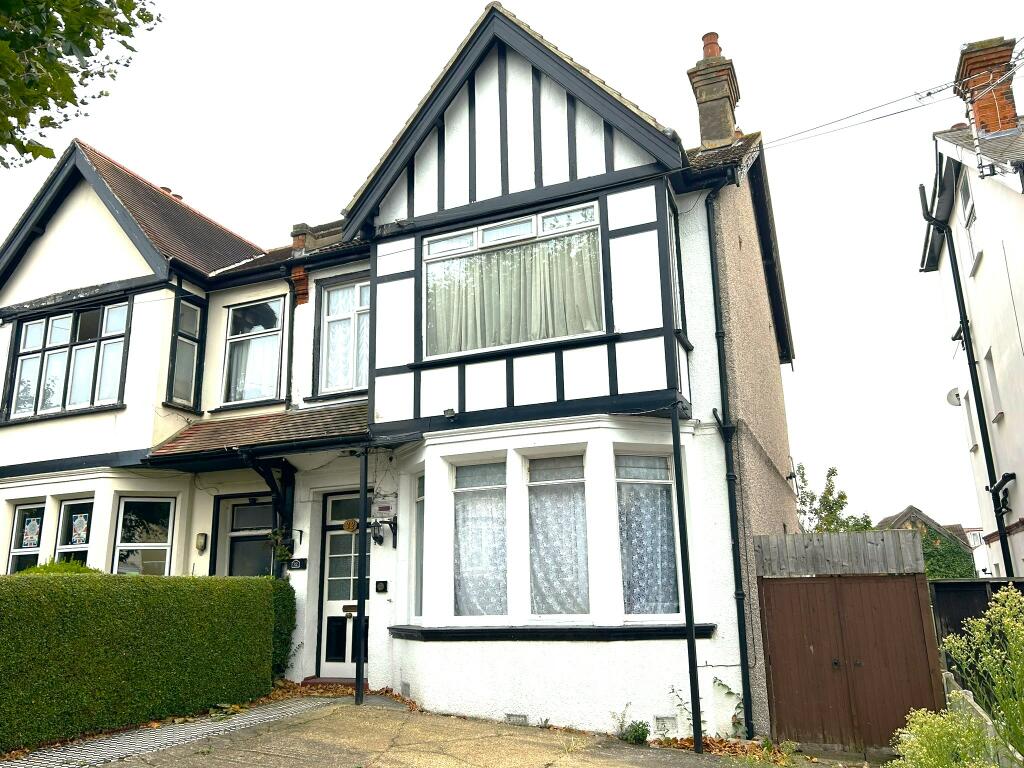 Main image of property: 32, Manor Road, Westcliff-On-Sea, Essex SS0 7SS