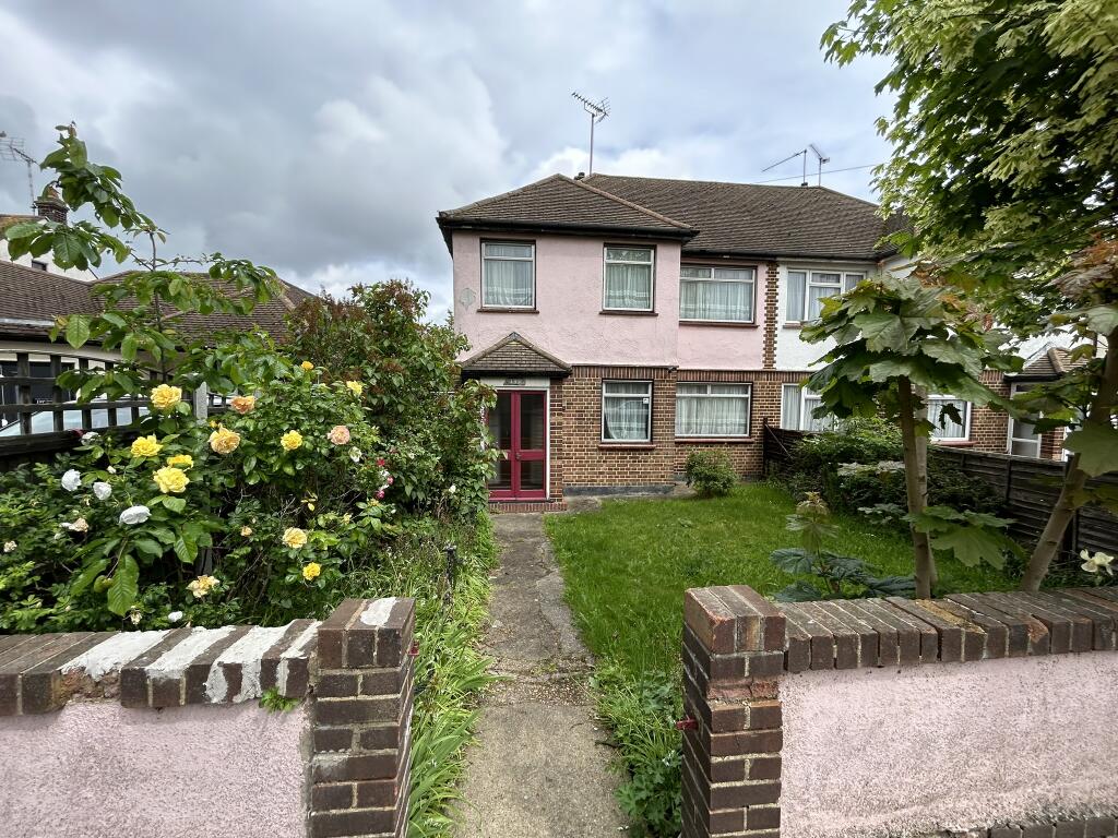 Main image of property: 195, Carlingford Drive, Westcliff-On-Sea, Essex SS0 0SE