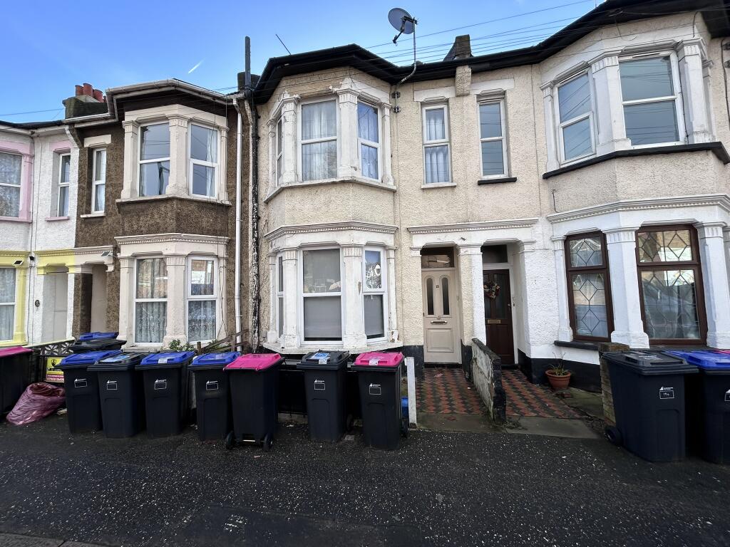 Main image of property: 15B Beresford Road, Southend-On-Sea, Essex SS1 2TW