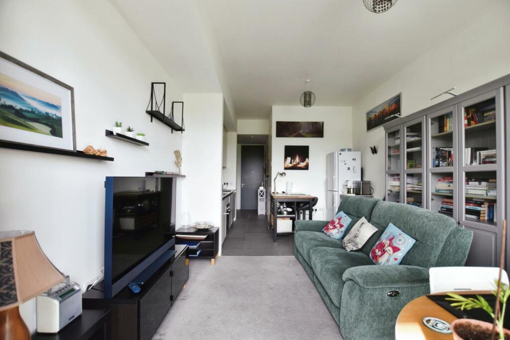 Additional property image - Lake Shore Drive, Bristol