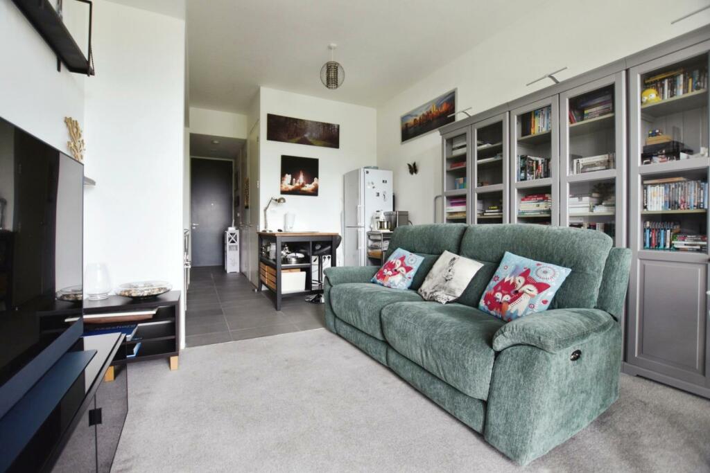 Additional property image - Lake Shore Drive, Bristol