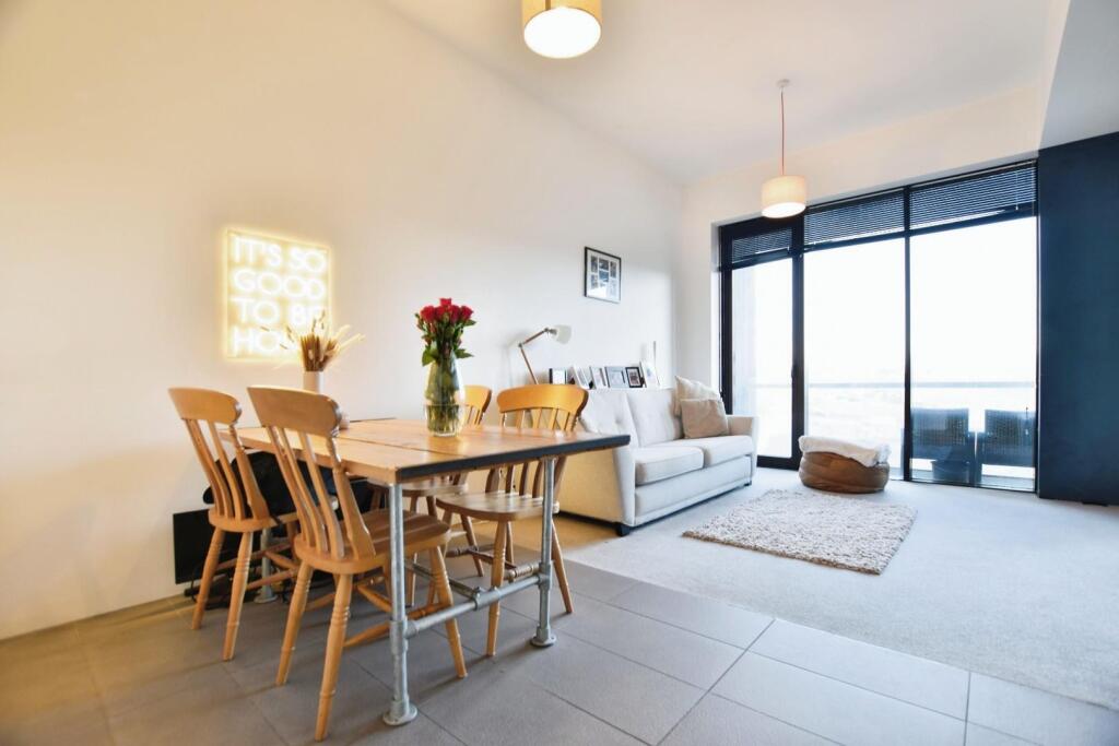 Additional property image - Lake Shore Drive, Bristol