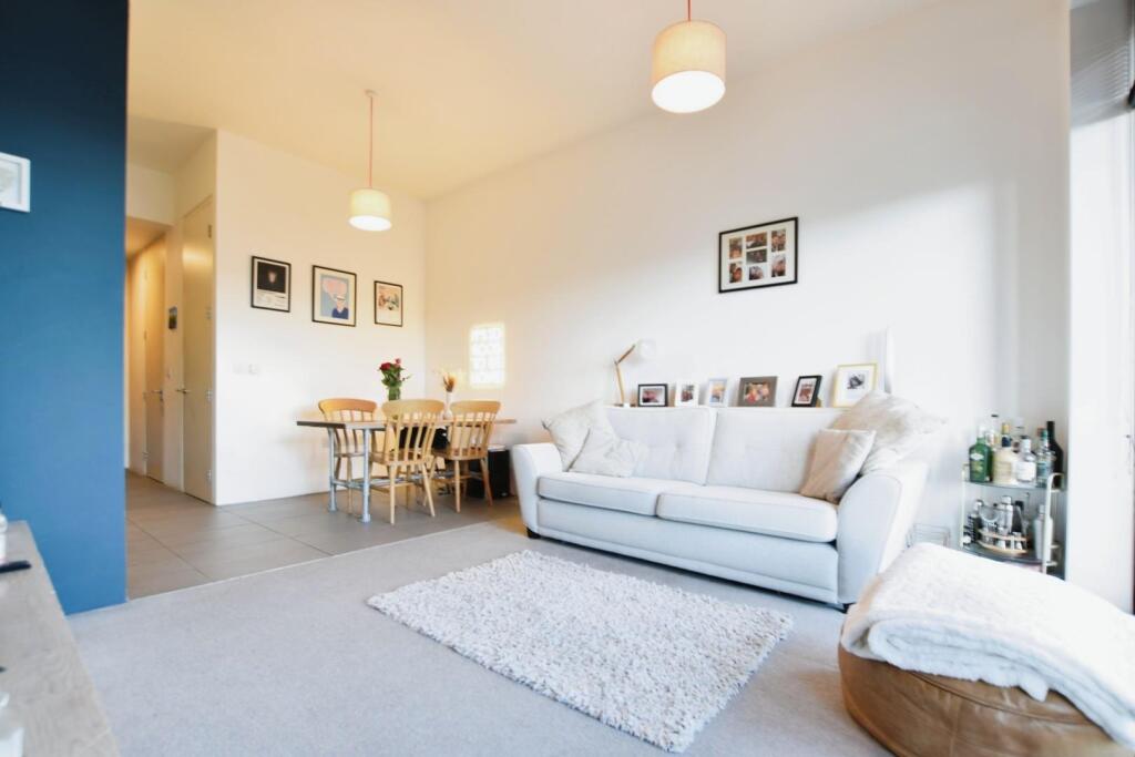 Additional property image - Lake Shore Drive, Bristol