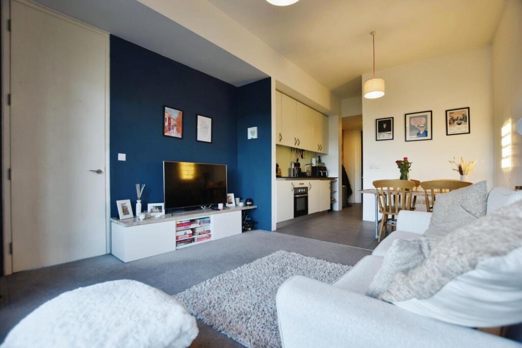 Additional property image - Lake Shore Drive, Bristol