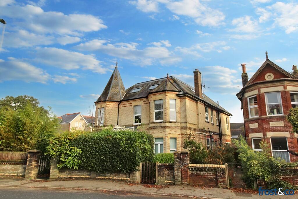 2 bedroom ground floor flat for rent in Kingsbridge Road, Lower