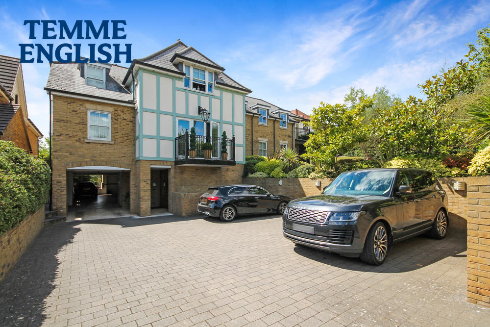 2 bedroom apartment for sale in Noak Hill Road, Billericay, Essex, CM12