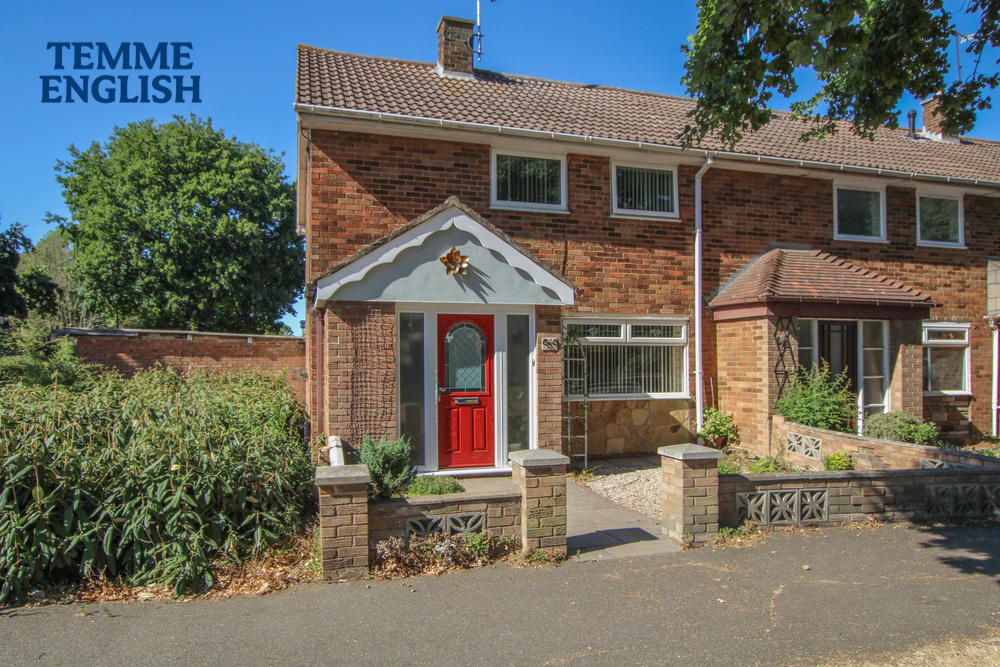 2 bedroom end of terrace house for sale in Whitmore Way, Basildon Beautiful Family Home With