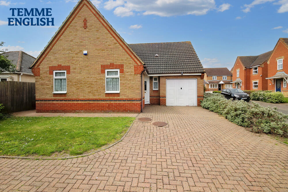 3 bedroom detached house for sale in Wraysbury Drive, Steeple View