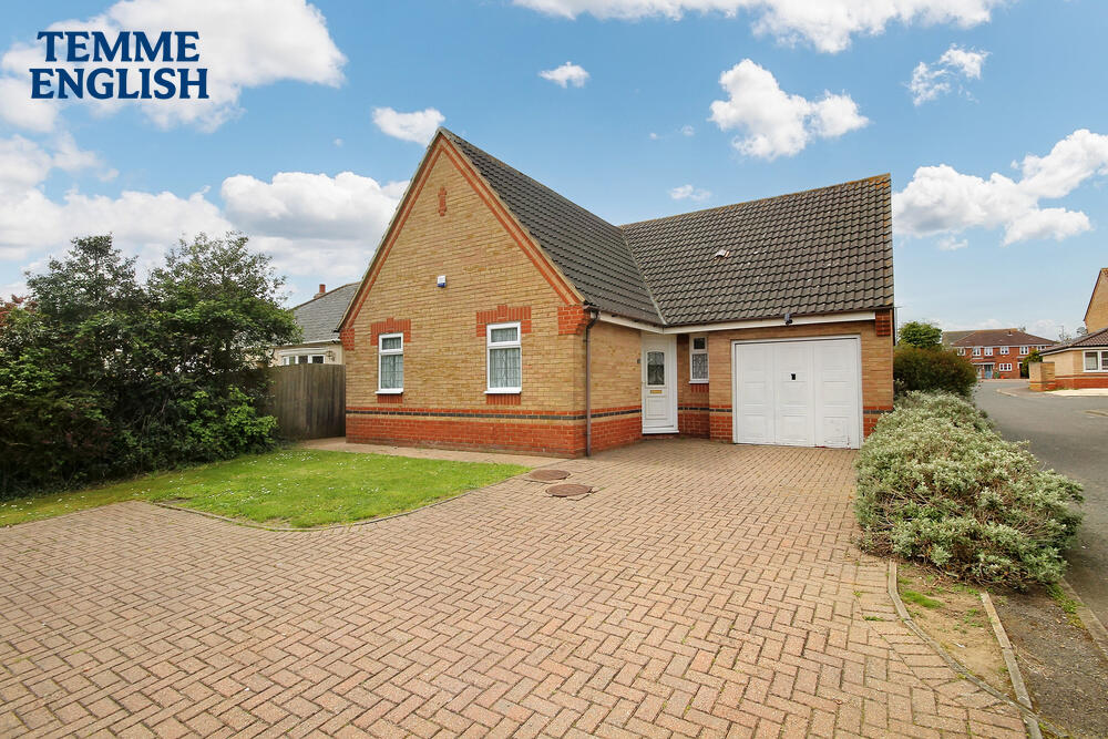 3 bedroom detached house for sale in Wraysbury Drive, Steeple View