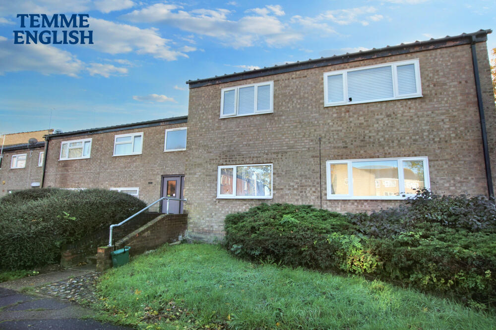 1 bedroom flat for sale in Victoria Road, Laindon, Essex, SS15