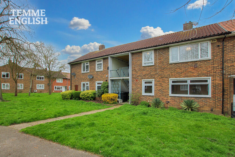 1 bedroom flat for sale in Witchards, Basildon, Essex, SS16 NO ONWARD