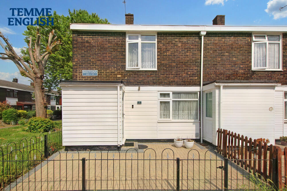 2 bedroom end of terrace house for sale in Bretons, Lee Chapel North