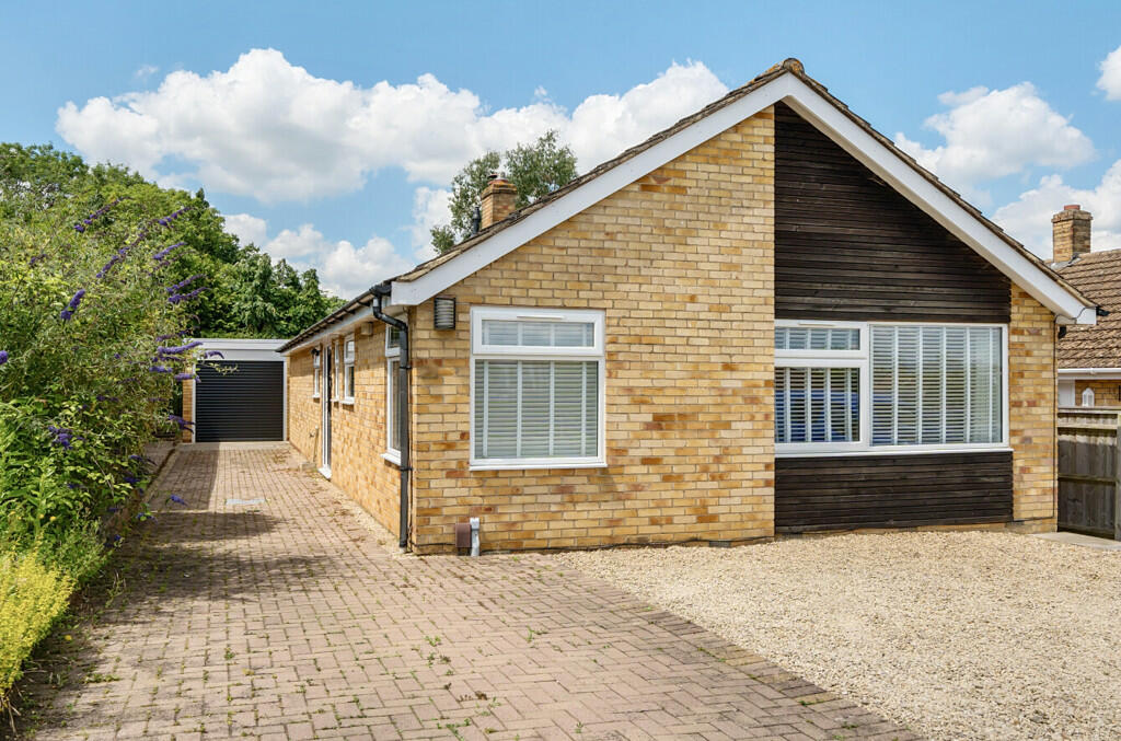 3 bedroom bungalow for sale in Links Road, Kennington, Oxford, OX1