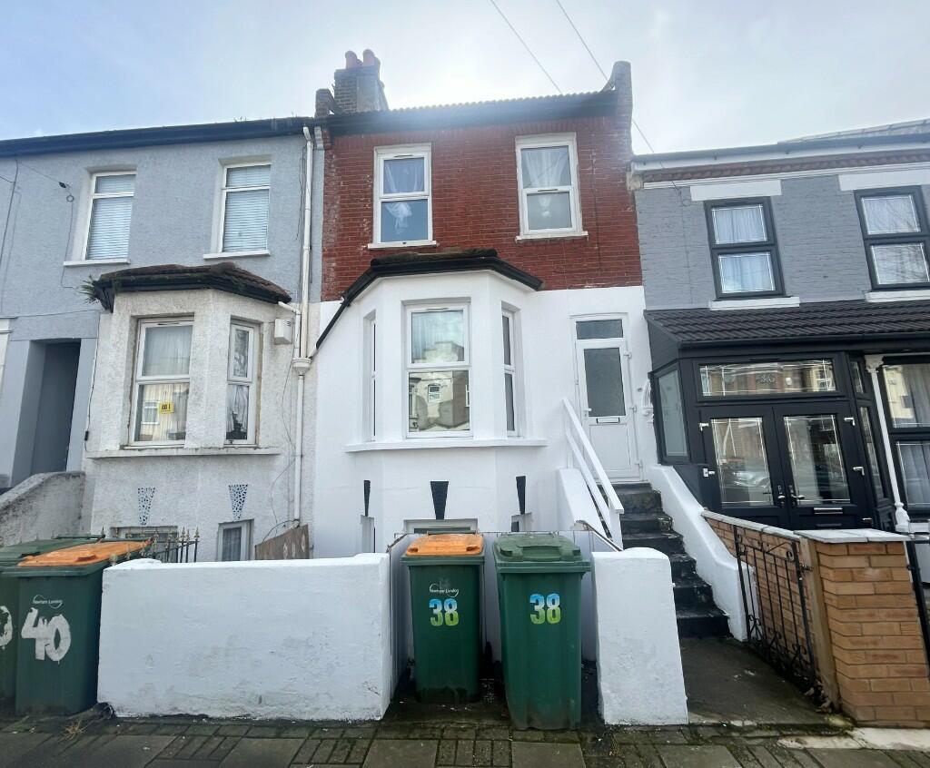 4 bedroom terraced house for rent in Rutland Road, London, E7
