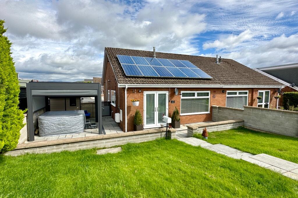 2 bedroom semidetached bungalow for sale in Pembroke Close, Castle